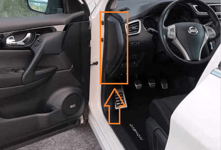 Nissan Qashqai j11 / Rogue Sport : interior fuse box location (LHD)